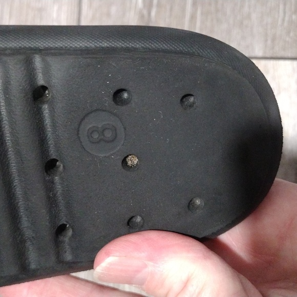 Mad Love black slides. In good condition. Size 8 - Picture 9 of 11